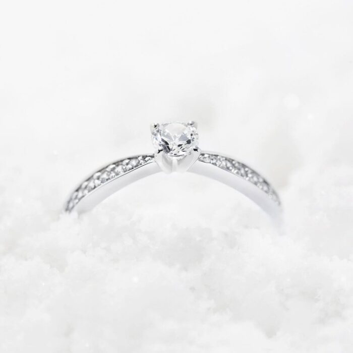 anillo-de-compromiso-de-oro-blanco-con-diamantes-